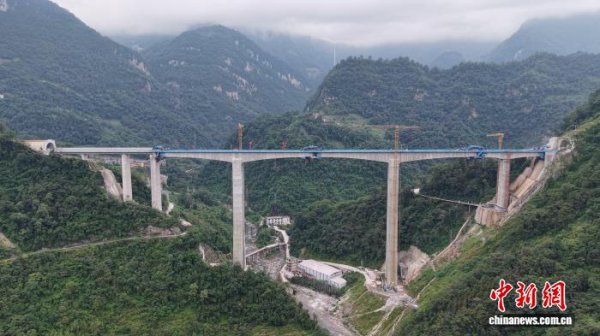 速牛配资 渝昆高铁三股水特大桥合龙 全线桥梁施工完成97%