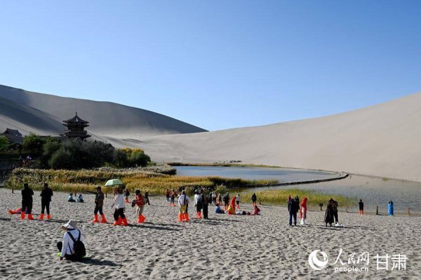 天平配资 甘肃敦煌：驼铃悠悠 大漠秋景醉游人